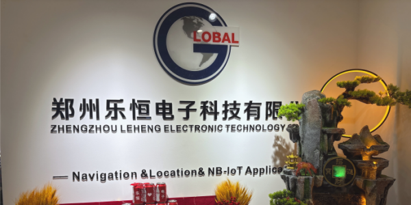 Стена с логотипом компании